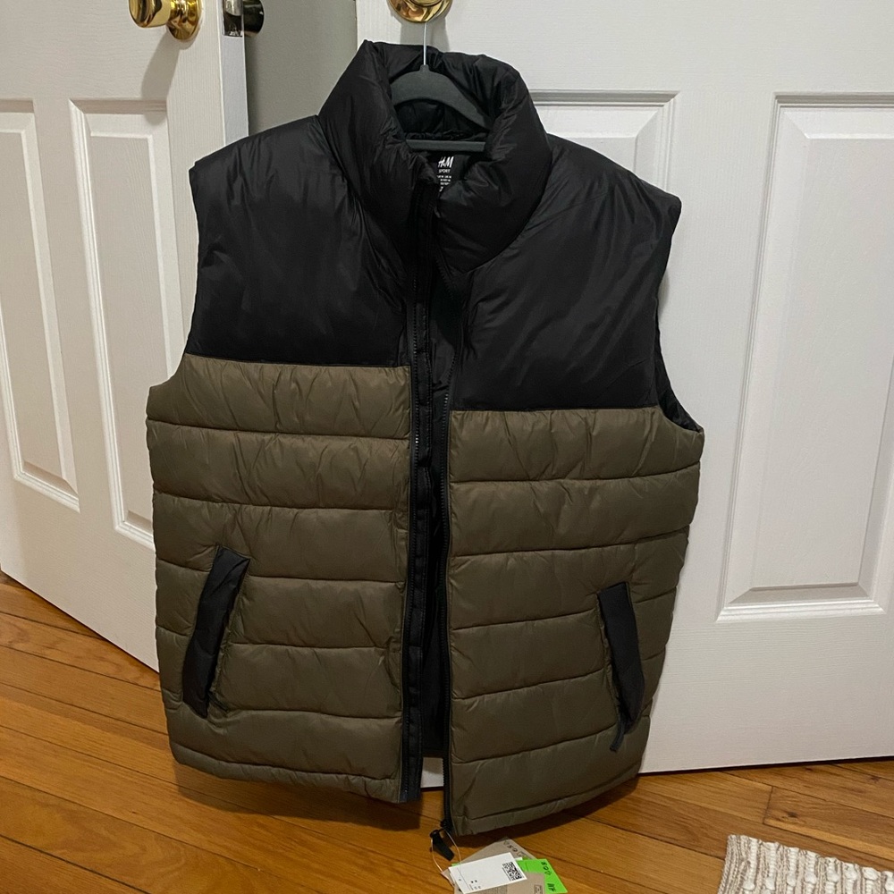 H&M Sport Puffy Vest (SIZE M - fits big)